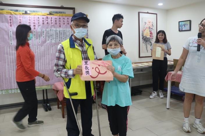 社工組-4.恭喜致中住民拔得頭籌獲得第一個獎.JPG
