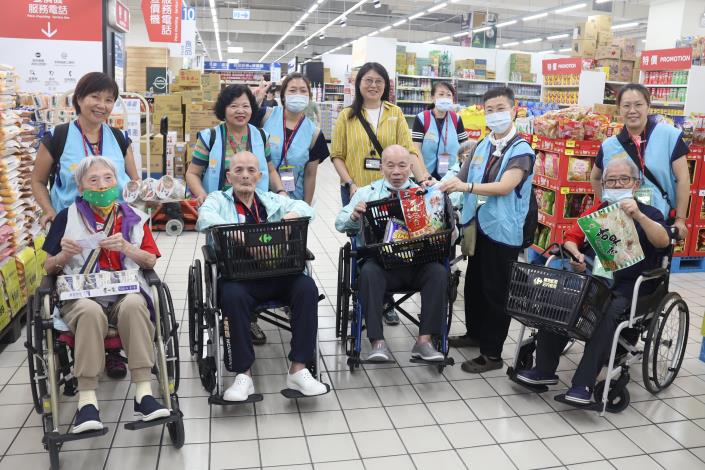 0.28院長與採購後的住民合照-社工組.JPG