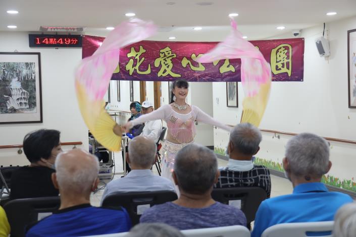 9-9.花花愛心公益團演出彩帶舞-社工組.JPG