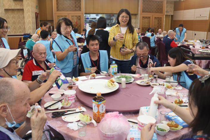 0.9院長偕致和組長、社工一同逐桌向住民及工作人員寒暄-社工組.JPG