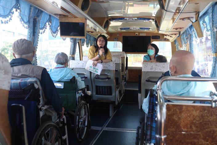 0.6院長於出發前在復康遊覽車與大夥寒暄-社工組.JPG