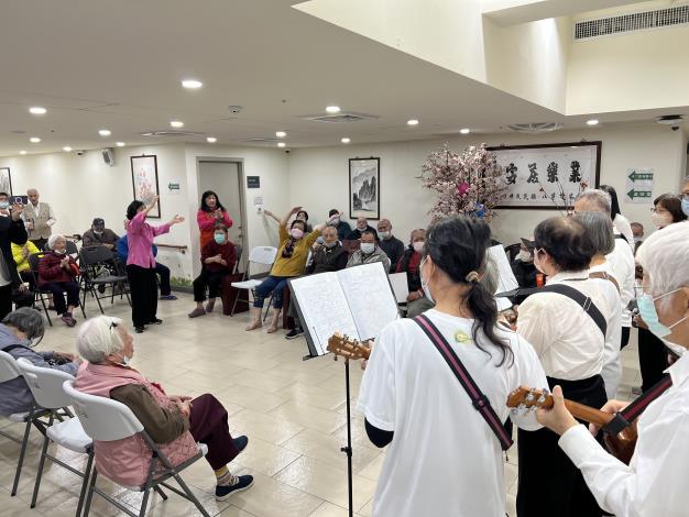 慶生12-17-烏克麗麗班邊談奏邊唱懷舊歌曲-社工組.JPG