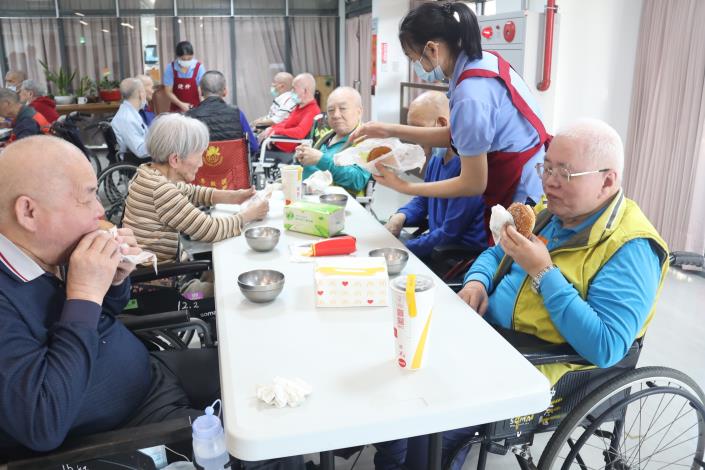 運18-選手們品嘗完賽獎勵餐食-社工組.JPG