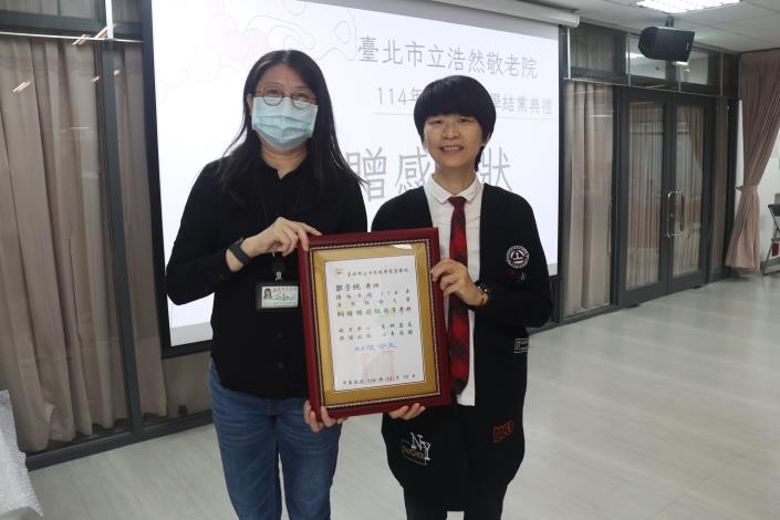 成5-請院長頒贈感謝狀予社團老師-社工組.JPG