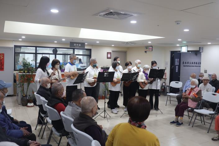 慶生12-18-烏克麗麗班邊談奏邊唱懷舊歌曲-社工組.JPG