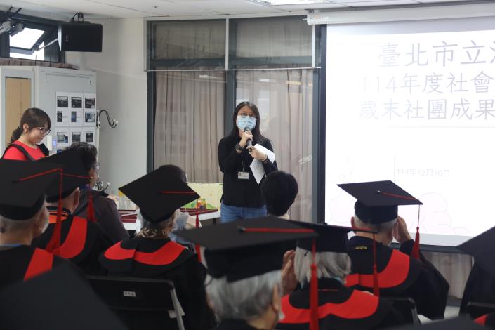 成4-院長致詞並恭賀學員結業-社工組.JPG