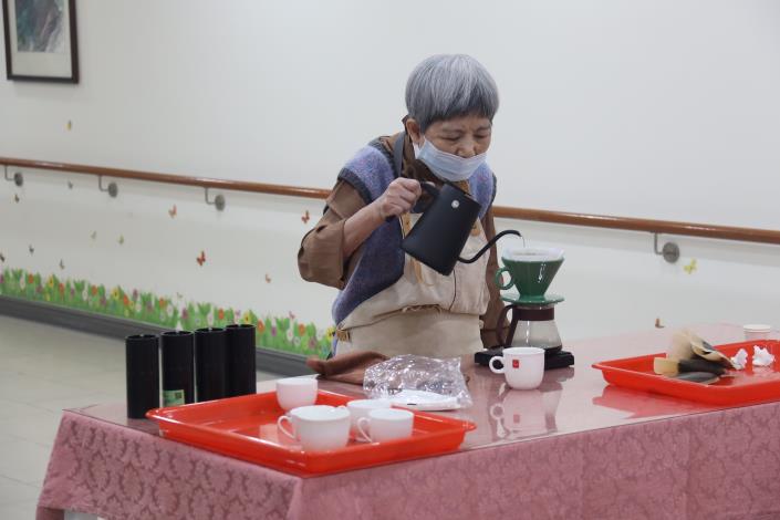 1-2.手沖咖啡社初級檢定-長者展現銀髮學習的能量與熱忱-社工組.JPG