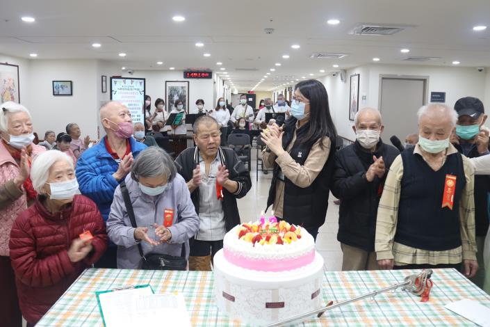 慶生12-9-院長與12月壽星長者一同唱生日快樂歌-社工組.JPG