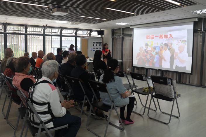 成17-網路暢遊社「獨家新聞快報」-社工組.JPG