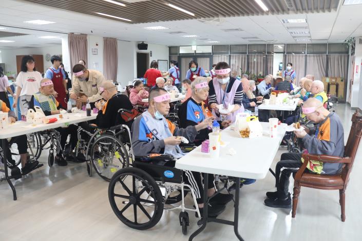 運20-選手們品嘗完賽獎勵餐食-社工組.JPG