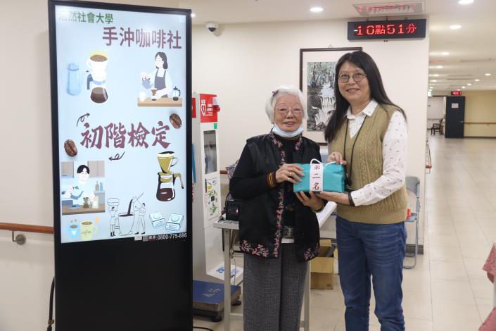 1-6.手沖咖啡社初級檢定-請院長及老師頒贈禮物予第二名社員-社工組.JPG