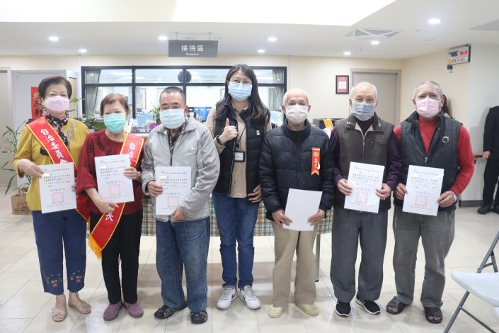 慶生12-5-院長頒發當選證書予第27屆新任自治委員-社工組.JPG