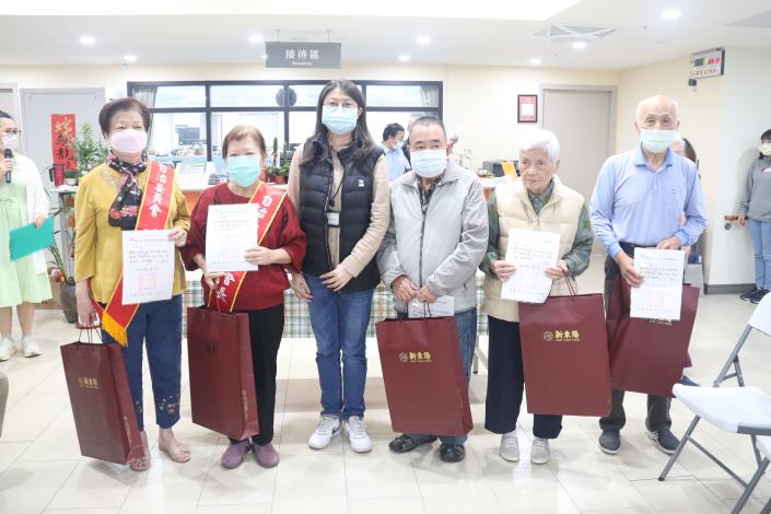 慶生12-2-頒發感謝狀及禮盒予第26屆舊任自治委員-社工組.JPG