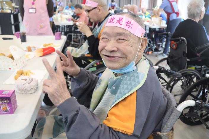 運19-選手開心享受完賽麥當勞餐-社工組.JPG