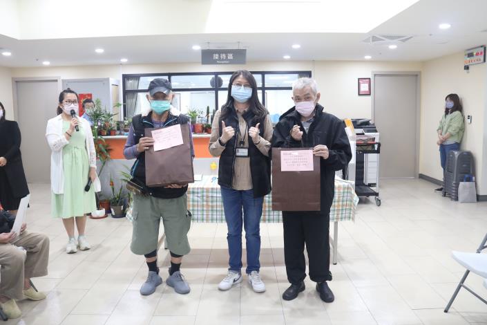 慶生12-6-院長贈送歡迎禮予新進院民-社工組.JPG