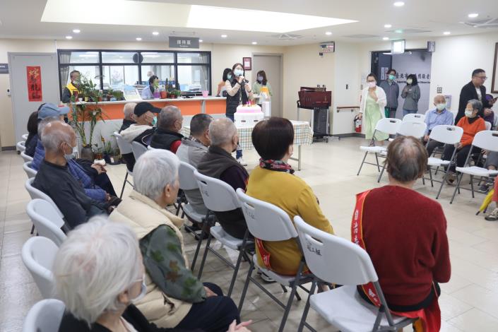 慶生12-1-院長致詞並向安養區12月壽星長者祝賀-社工組.JPG