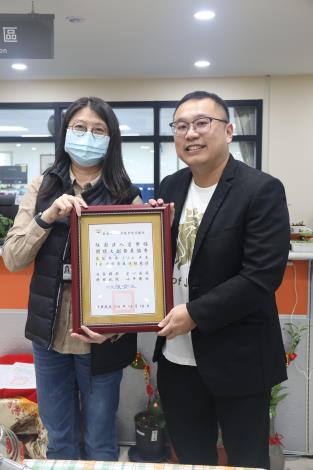 慶生12-8-院長頒贈感謝狀予社團法人愛樂福關懷文創發展協會-社工組.JPG
