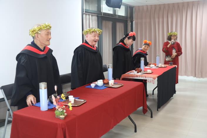 成10-茶藝社老師帶領學員展演茶道藝術-社工組.JPG
