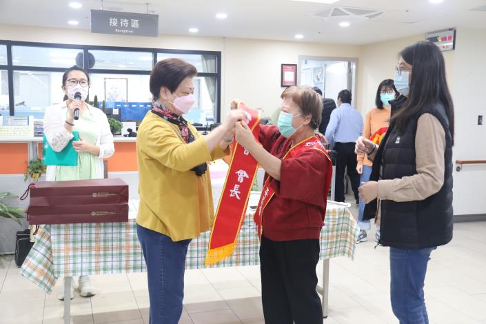慶生12-3-自治委員會正副會長第26屆交接予27屆值星帶-社工組.JPG