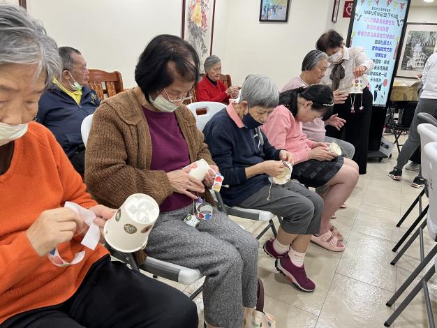 慶生12-21-住民們專心創作自己的風鈴-社工組.JPG