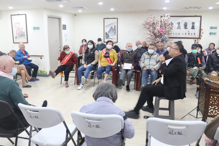 慶生12-11-潘鴻恩執行長帶領大家歡樂動一動-社工組.JPG