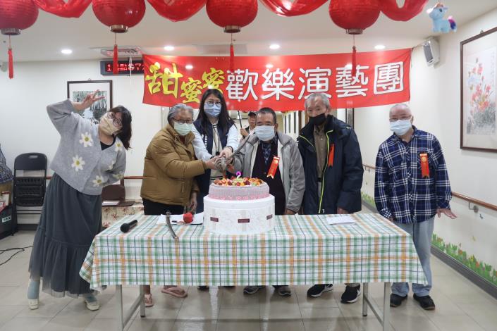 2-2.2月壽星代表與院長一同切蛋糕-社工組.JPG