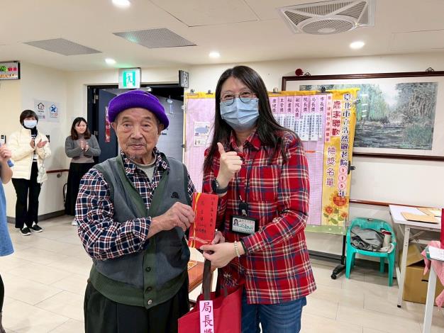 1.14恭喜致中組住民獲得局長獎-社工組