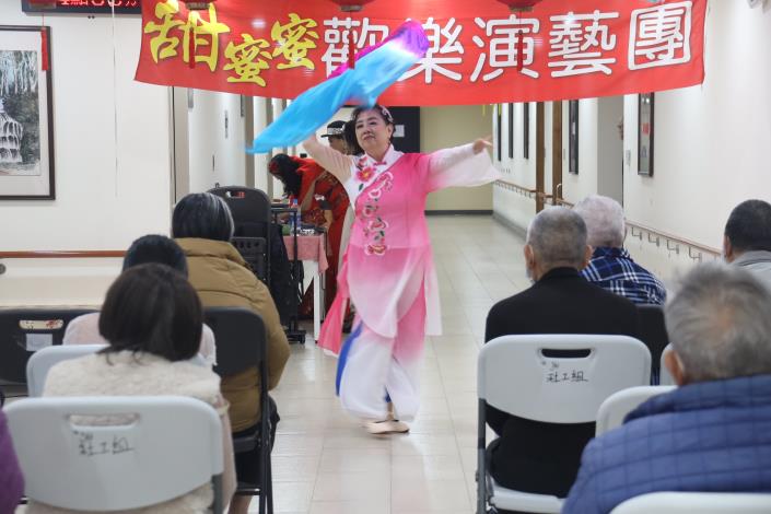 2-7甜蜜蜜歡樂演藝團傳統舞演出-社工組.JPG