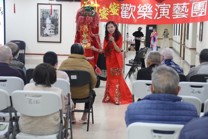 2-5.甜蜜蜜歡樂演藝團獻上舞獅祝賀馬年-社工組.JPG