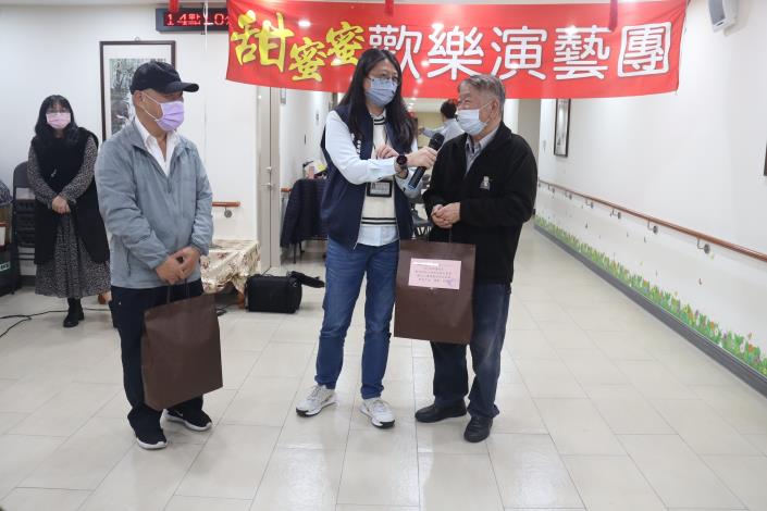 2-3.院長贈送歡迎禮予新進院民-社工組.JPG