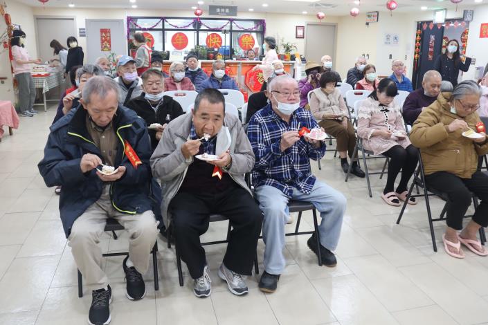 2-6.住民們享用生日蛋糕-社工組.JPG