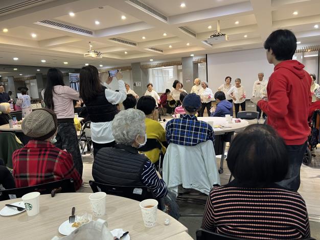 2.6本院3位住民欣賞信義展齡結業式-社工組.JPG