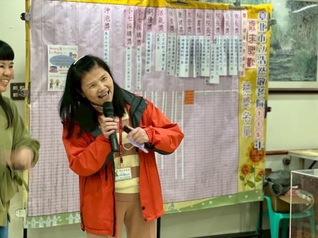 1.5.副院長清唱「虎姑婆」-社工組
