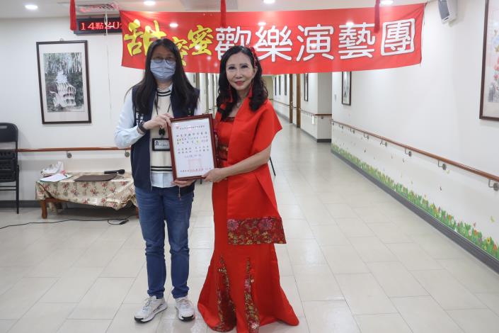 2-4.甜蜜蜜歡樂演藝團龔小姐代表受贈本院感謝狀-社工組.JPG