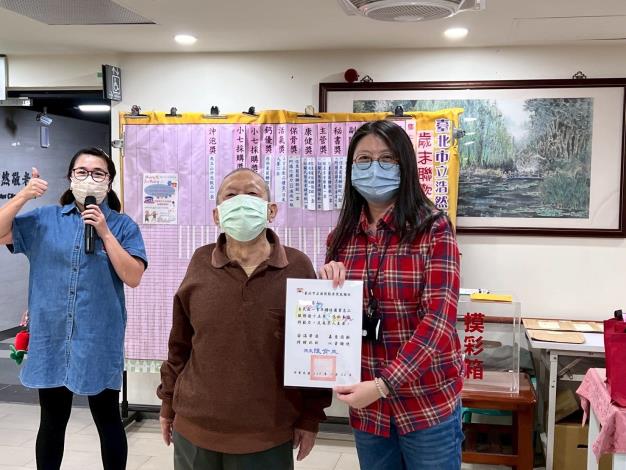 1.2院長頒贈志工感謝狀予住民-社工組