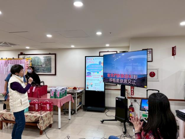1.21住民以聲樂法唱出「窗」-社工組