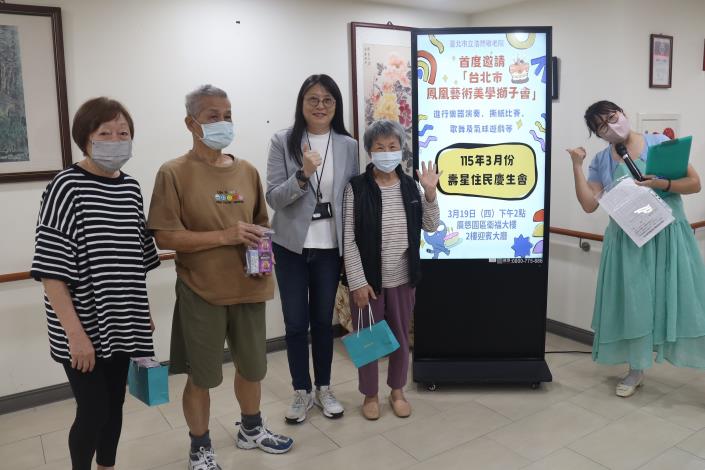 3.3-院長頒贈小禮物予4位提供春旅地點之住民-社工組.JPG
