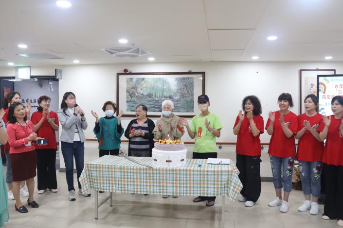 3.1-3月壽星代表與院長及副院長和表演團體一同唱生日歌-社工組.JPG