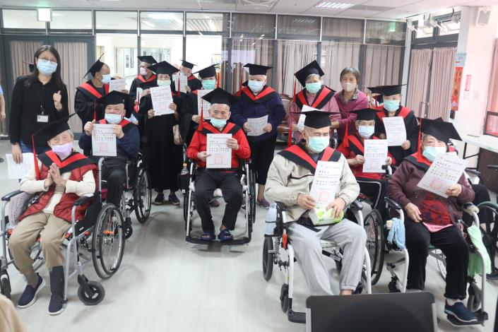 成8-院長與康輔社合影，請老師頒發結業證書-社工組.JPG