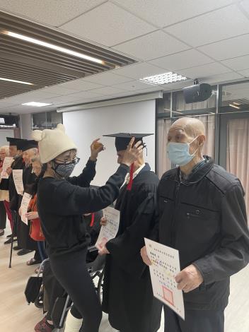 113-12.11健康運動社老師撥穗