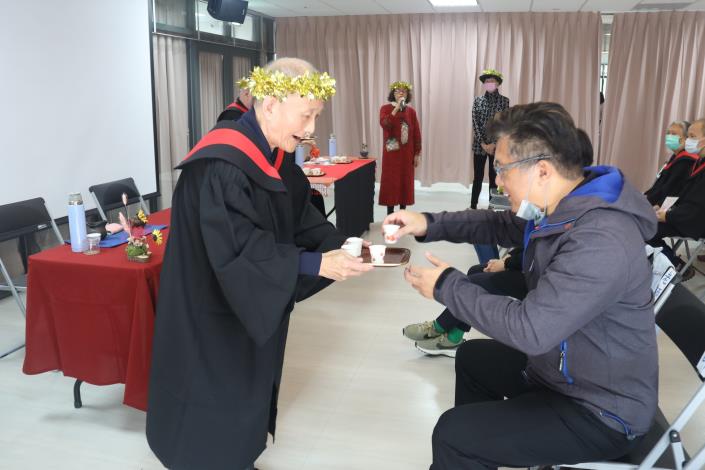成11-茶藝社展演後現場奉茶-社工組.JPG