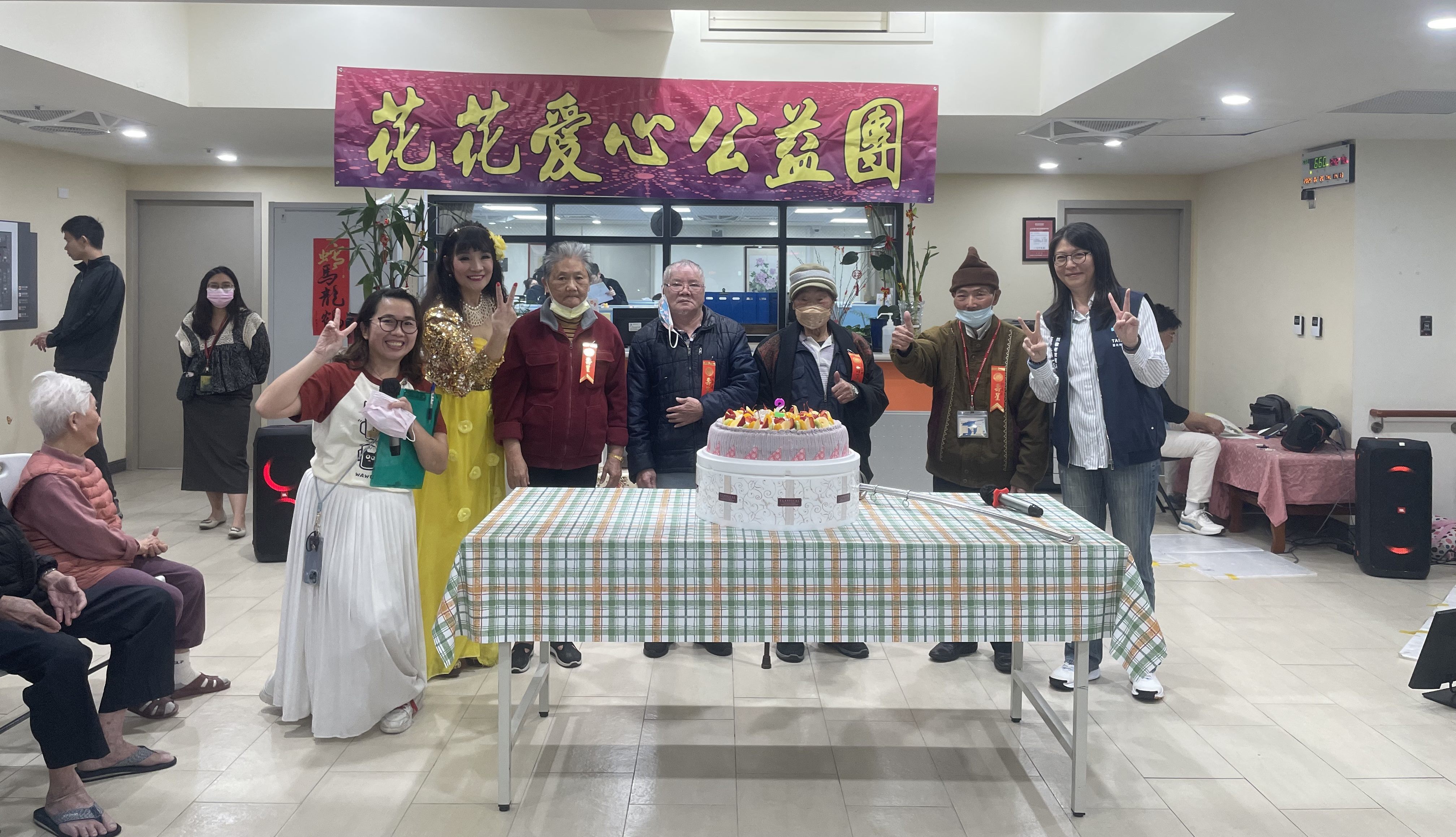 1140220-2月壽星代表、表演團體與院長一同切蛋糕