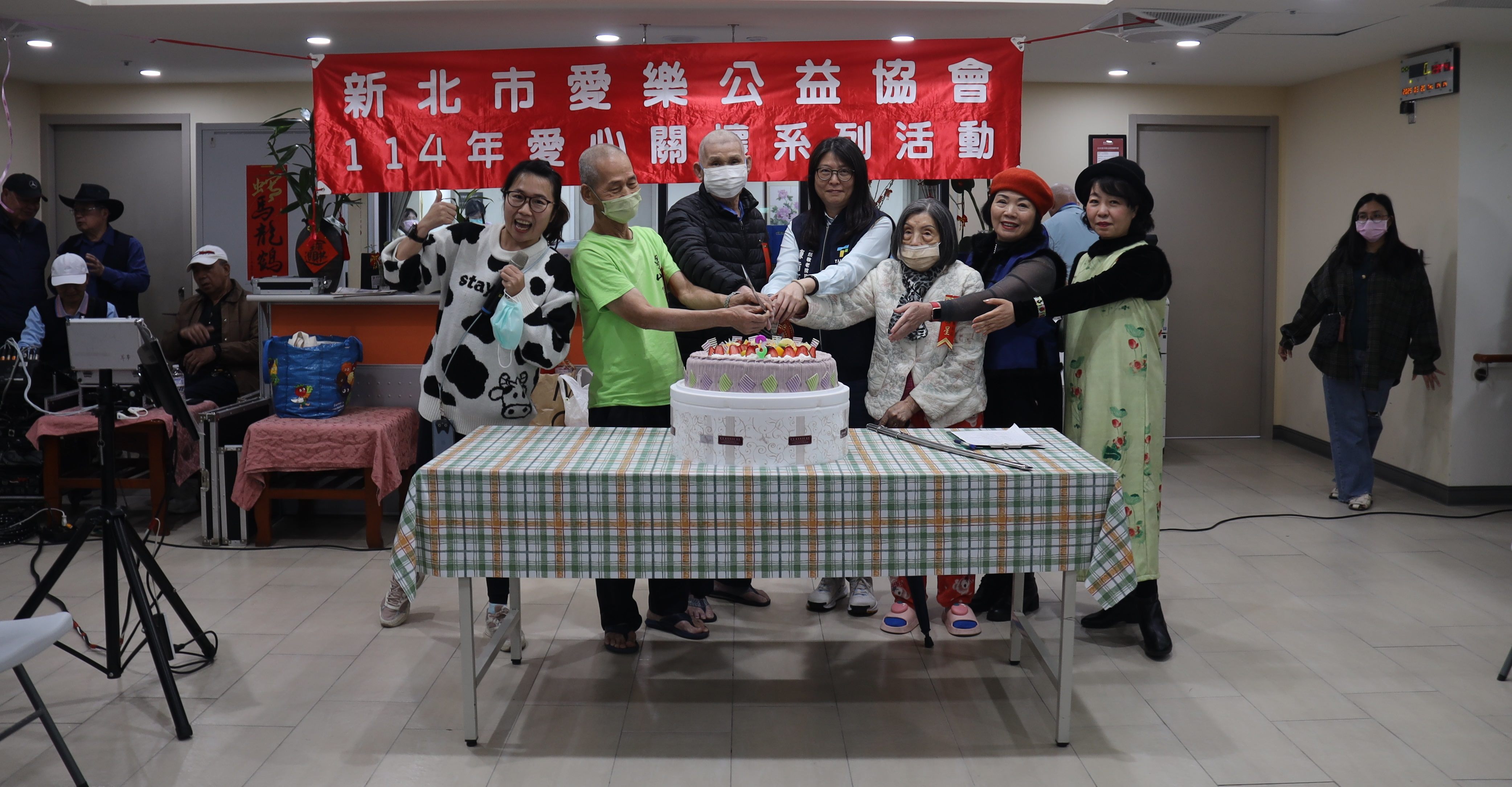 1140320-3月壽星代表、表演團體與院長一同切蛋糕
