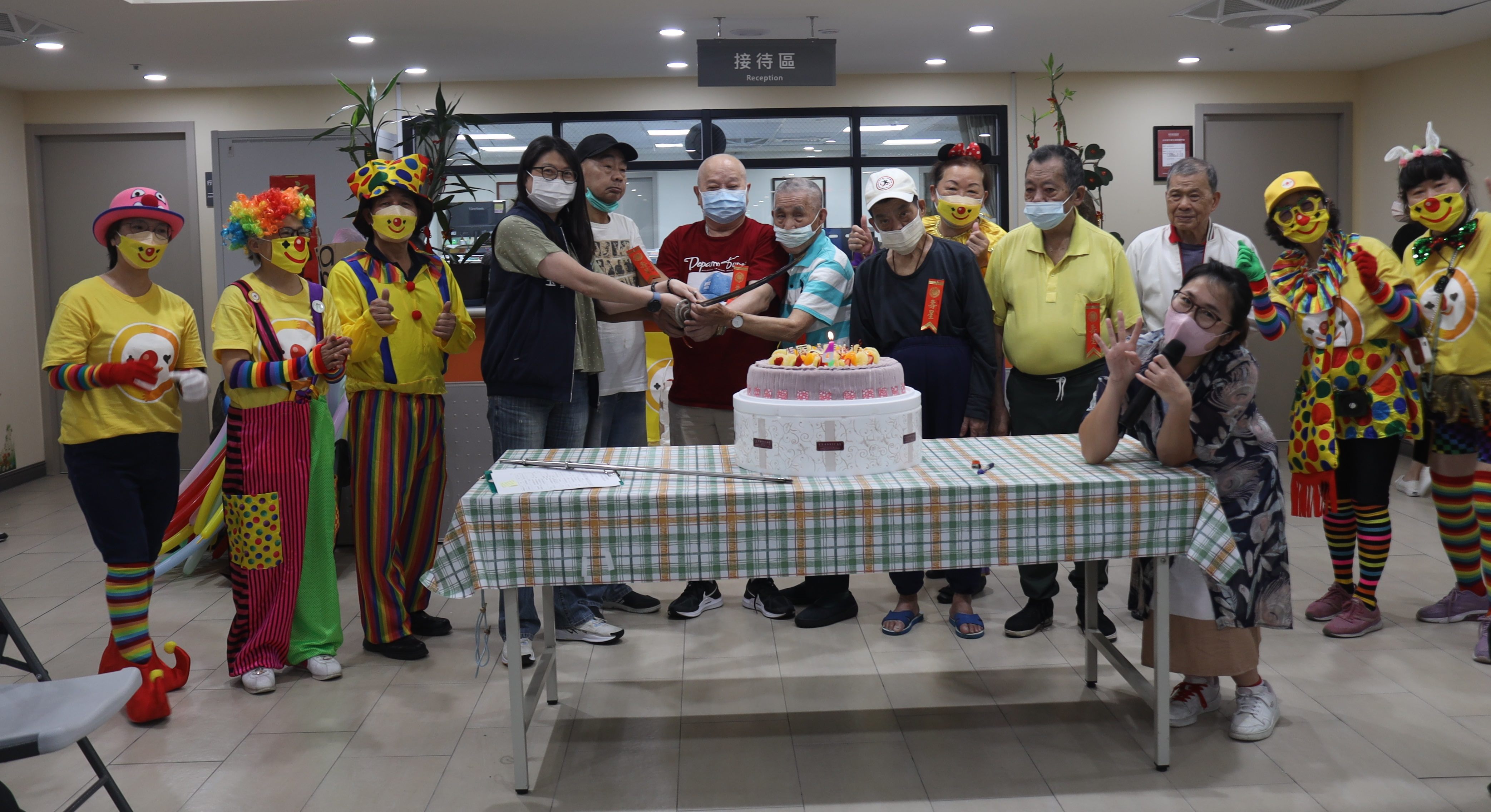 1140417-4月壽星代表、表演團體與院長一同切蛋糕