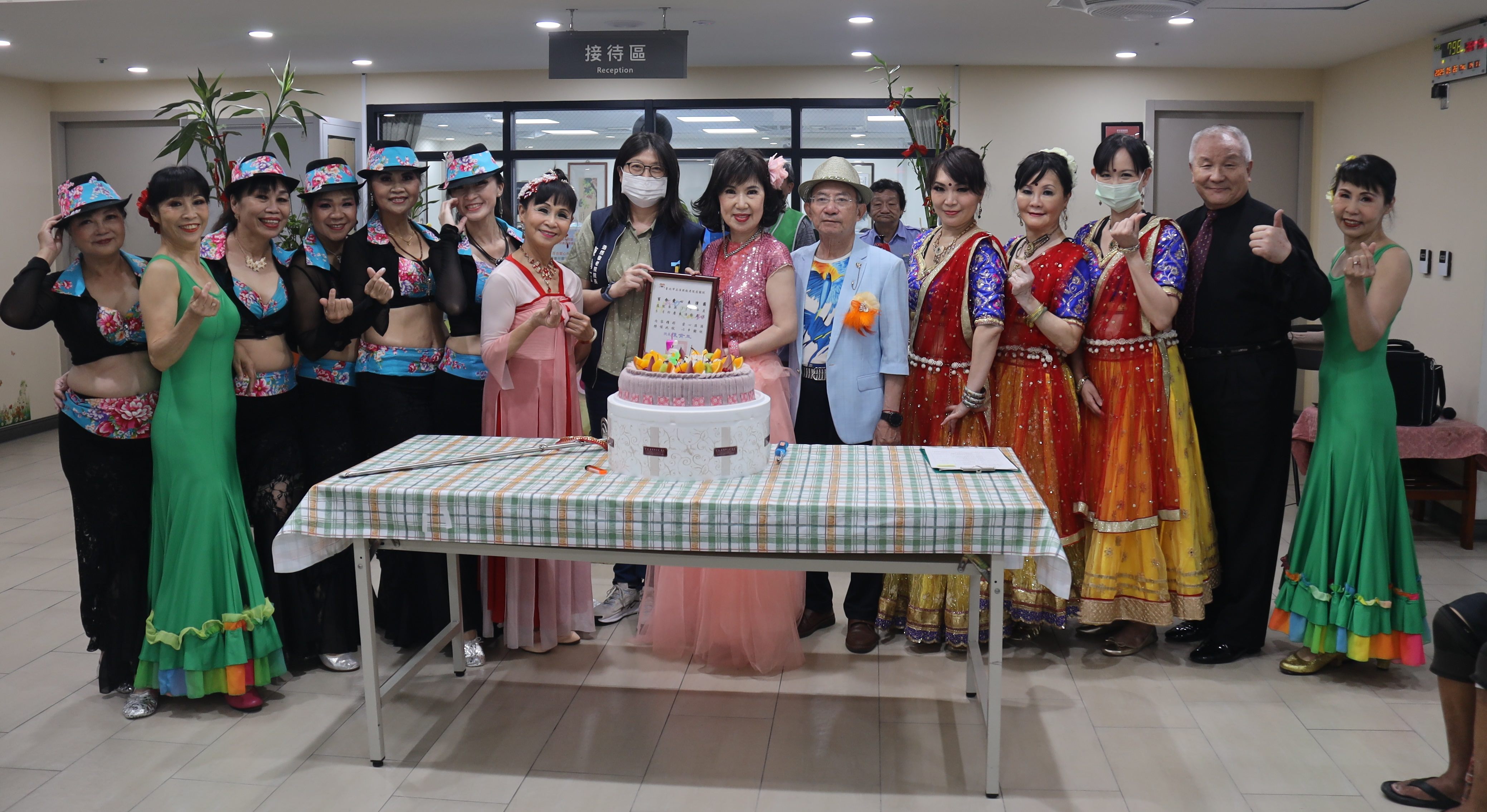 1140522-院長頒贈感謝狀予百合愛心表演團