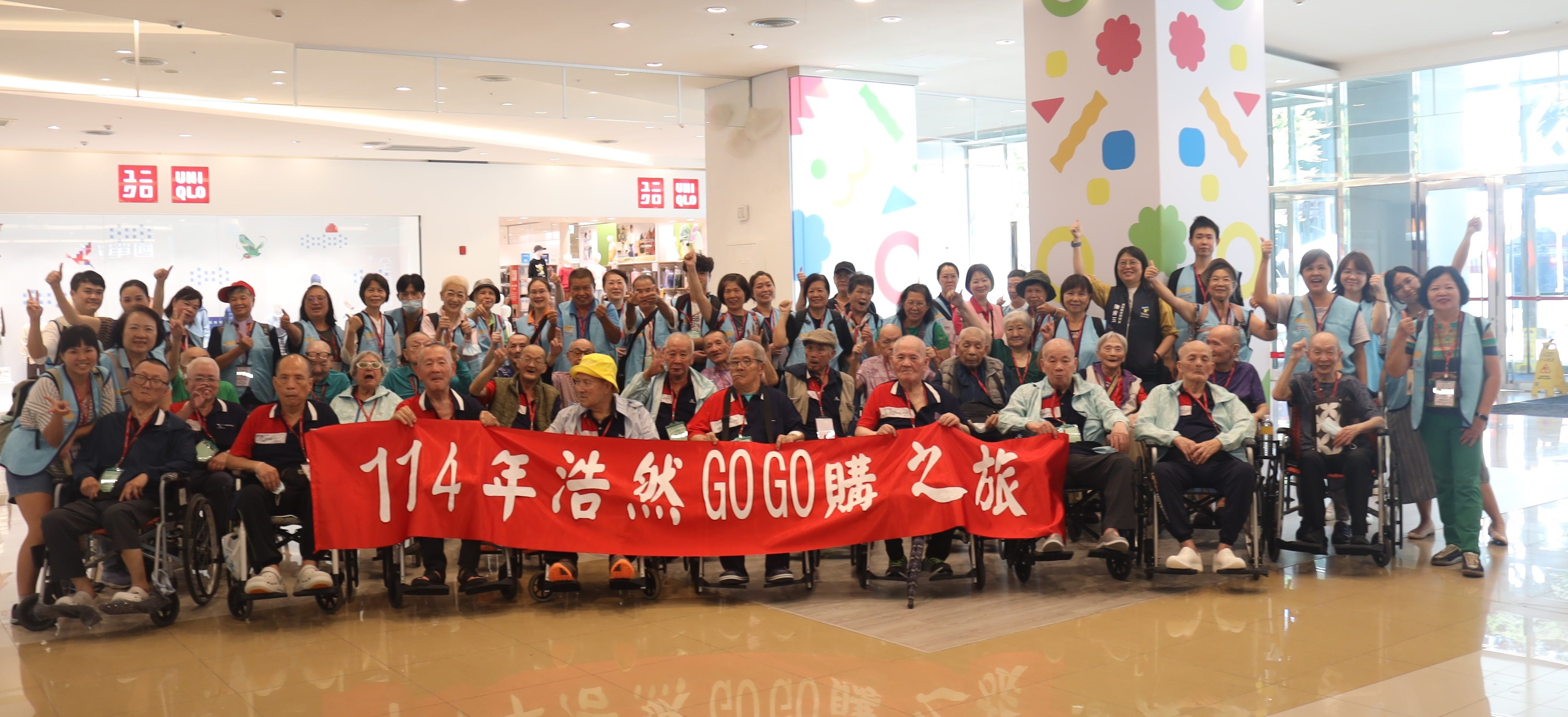 大夥一起在遠雄廣場合影-社工組