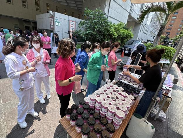 北市聯醫仁愛院區醫護同仁於U Café應援咖啡車領取暖心咖啡2_4