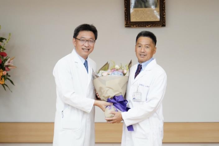 (右起)王懋哲代理總院長代表醫院贈花歡迎王智弘總院長