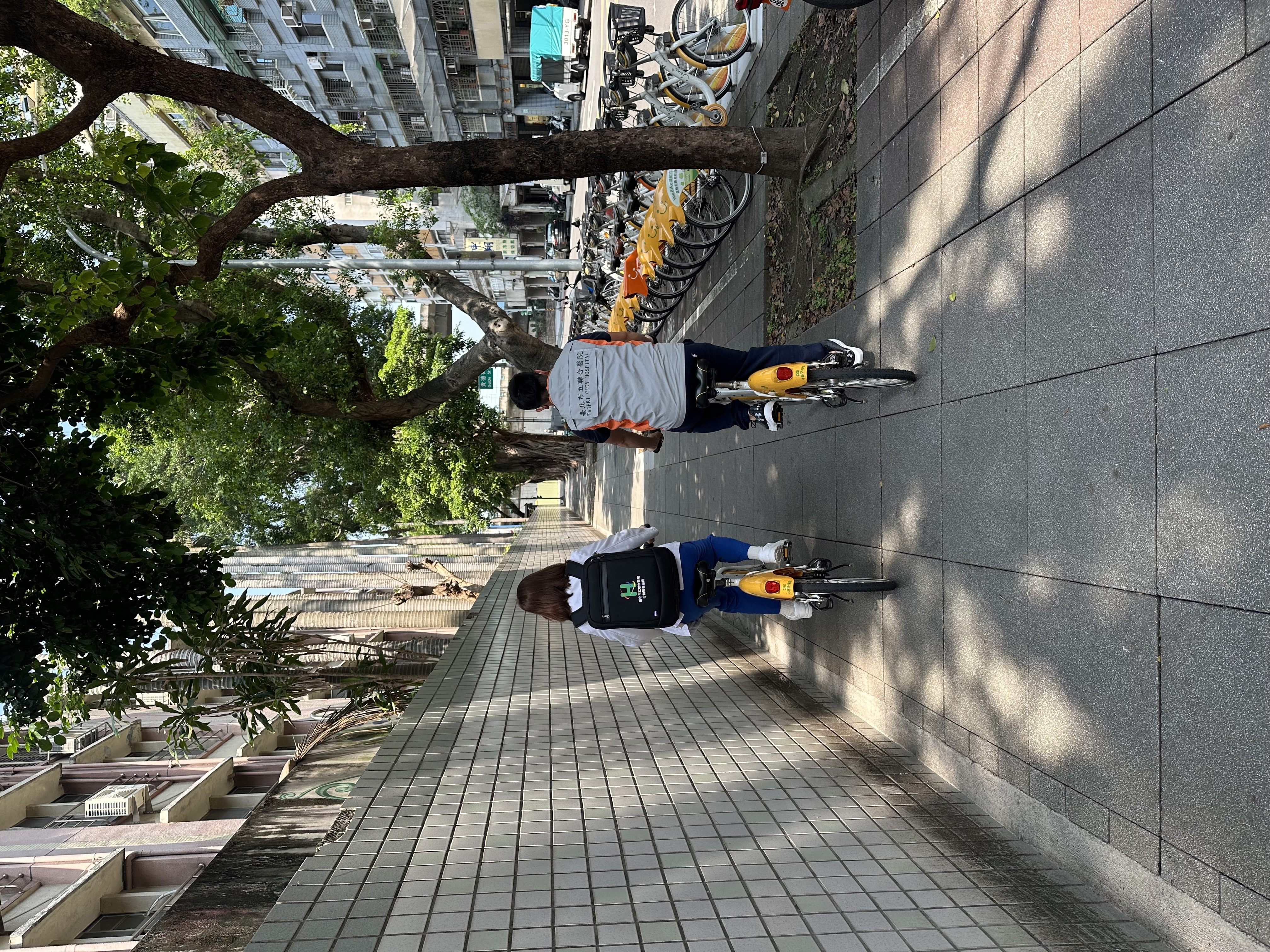 考量到距離不遠，聯醫中興院區伍智杰醫師及楊新綠專科護理師改以Ubike移動，貼心地儘可能為病家減輕交通費的負擔，也為環境友善盡一份心力。