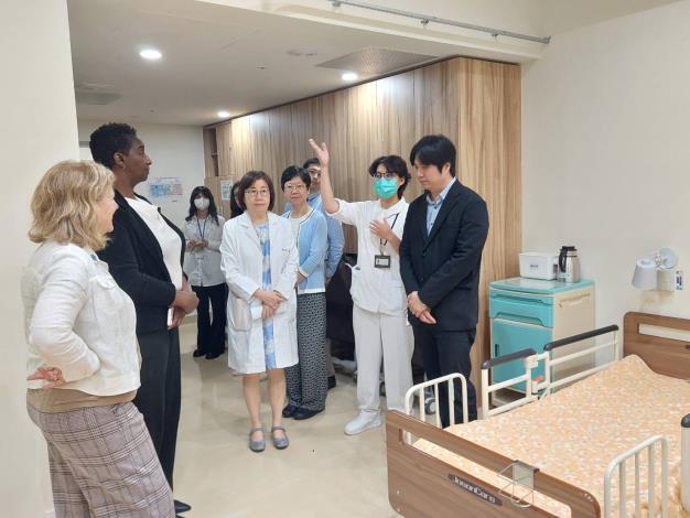 美國衛生福利部代表團參訪台北市廣慈長照機構病房(圖片由北市聯醫提供)